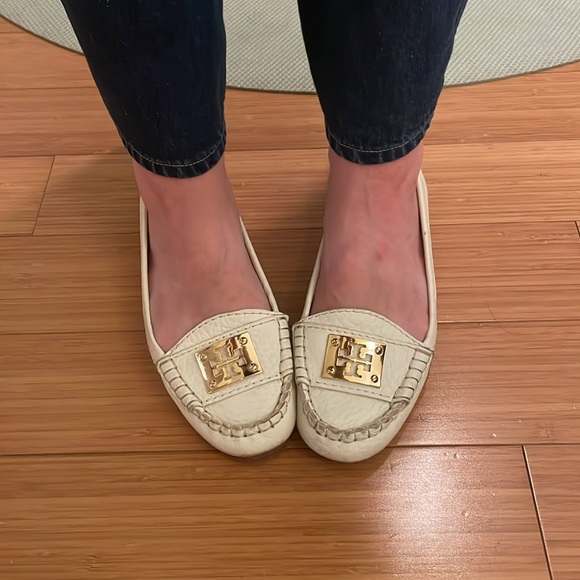 Tory Burch genuine pebble leather logo flats loafers in white - 8 - Picture 2 of 6